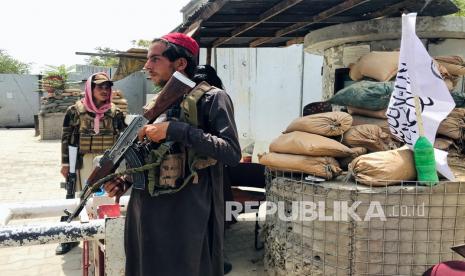 Taliban berjaga-jaga di pos pemeriksaan dekat kedutaan AS yang sebelumnya diawaki oleh pasukan Amerika, di Kabul, Afghanistan, Selasa, 17 Agustus 2021. Taliban menyatakan amnesti di seluruh Afghanistan dan mendesak perempuan untuk bergabung dengan pemerintah mereka Selasa, berusaha meyakinkan penduduk yang waspada bahwa mereka telah berubah sehari setelah kekacauan mematikan mencengkeram bandara utama ketika orang banyak yang putus asa mencoba melarikan diri dari negara itu.