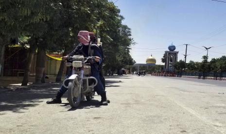 Pejuang Taliban berpatroli di dalam kota Ghazni, barat daya Kabul, Afghanistan, Kamis, 12 Agustus 2021.