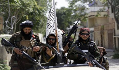 Taliban mengibarkan bendera mereka saat berpatroli di Kabul, Afghanistan, Kamis, 19 Agustus 2021. Taliban merayakan Hari Kemerdekaan Afghanistan pada hari Kamis dengan menyatakan mereka mengalahkan Amerika Serikat.