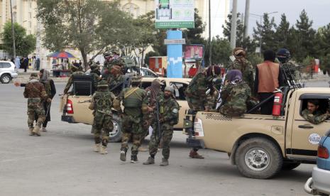 Pejuang Taliban tiba di luar Bandara Internasional Hamid Karzai setelah penarikan militer AS, di Kabul, Afghanistan, Selasa, 31 Agustus 2021. Taliban menguasai penuh bandara Kabul pada Selasa, setelah pesawat AS terakhir meninggalkan landasan pacunya, menandai akhir dari perang terpanjang Amerika.