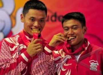 Pejudo Indonesia, Suliswanto (kanan) dan Embun Cahyono, menunjukan medali mereka usai menang dalam final kelas Nage-No Kata putra SEA Games XXVI di Gedung Judo Kelapa Gading, Jakarta Utara, Kamis (17/11).