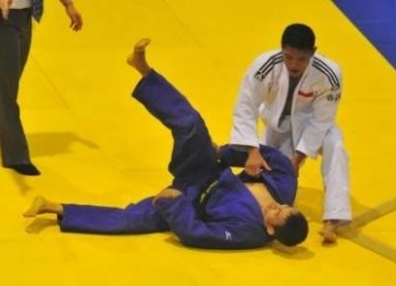 Pejudo Indonesia, Tony Irawan (kanan) saat menghadapi Ratanakmony Khom (Kamboja) dalam final kelas putra 55kg SEA Games XXVI di Gedung Judo, Kelapa Gading, Jakarta Utara, Kamis (17/11).