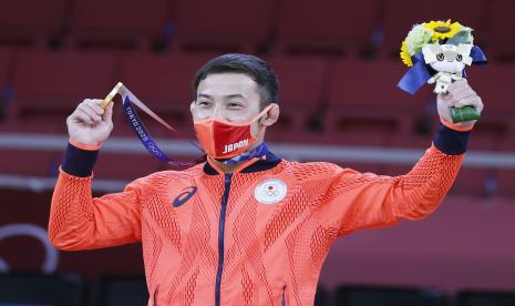 Pejudo jepang Naohisa Takato saat menerima mendali emas Judo 60 Kg