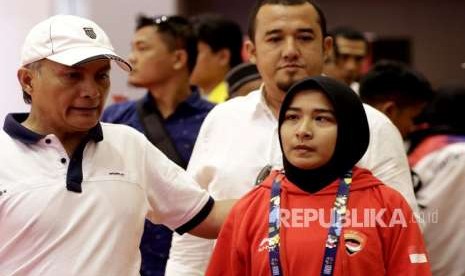 Pejudo putri Indonesia Miftahul Jannah meninggalkan arena usai didiskualifikasi dari pertandingan kelas 52 kg blind judo Asian Para Games 2018 di Jiexpo Kemayoran, Jakarta, Senin (8/10).