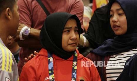 Pejudo putri Indonesia Miftahul Jannah meninggalkan arena usai didiskualifikasi dari pertandingan kelas 52 kg blind judo Asian Para Games 2018 di Jiexpo Kemayoran, Jakarta, Senin (8/10). 