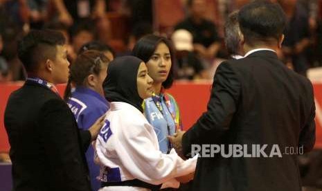 Pejudo putri Indonesia Miftahul Jannah (tengah) berunding dengan perangkat pertandingan sebelum bertanding di kelas kelas 52 kg blind judo Asian Para Games 2018 di Jiexpo Kemayoran, Jakarta, Senin (8/10).