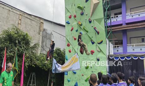 Pekan Olahraga Mahasiswa Daerah (Pomda) DIY 2024 untuk cabang olahraga panjat dinding resmi dibuka di Wall Climbing Universitas Amikom Yogyakarta, Kamis (28/11/2024). 