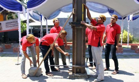 Pekerja bangunan mengikuti pelatihan dan sertifikasi yang diadakan Semen Indonesia di Rembang, 2-4 September 2015.