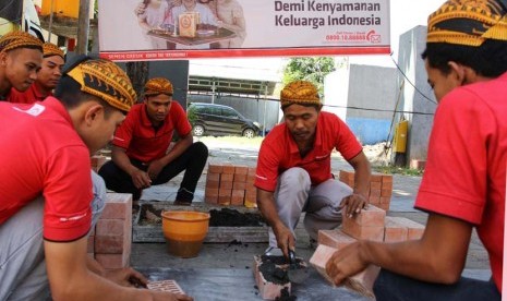 Pekerja bangunan mengikuti pelatihan dan sertifikasi yang digelar Semen Indonesia di Rembang, 2-4 September 2015.