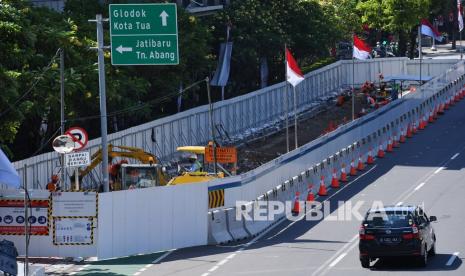 Pekerja berada di area proyek pengerjaan MRT fase 2 di Jalan MH Thamrin, Jakarta Pusat.