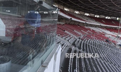 Pekerja membersihkan kaca dalam proyek renovasi Stadion Utama Gelora Bung Karno, Jakarta, Rabu (25/10). Renovasi stadion yang akan di gunakan pada ajang Asian Games 2018 itu telah mencapai 90 persen dan diperkirakan pada Februari 2018 sudah dapat digunakan untuk 