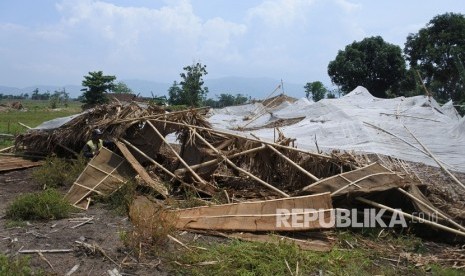 Sebuah bangunan yang rusak terkena angin puting beliung (ilustrasi) 