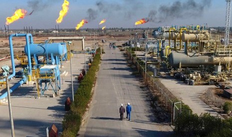 Pekerja berada di ladang minyak Nihran Bin Omar dekat Basra, Irak, 12 Januari 2017. Exxon Mobil mengungsikan staf asingnya menyusul ketegangan antara AS dan Iran.