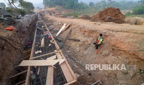 Pekerja berada di proyek penahan dinding jalan di KM 91 Tol Cipularang, Kabupaten Purwakarta, Jawa Barat, Selasa (3/9/2019).