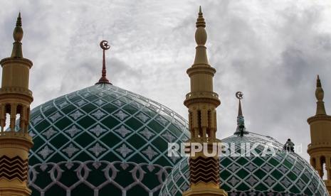 Masalah Kerukunan Umat Beragama di Aceh Sudah Selesai. Pekerja mengecat kubah Masjid Raya Pase Panton Labu, Aceh Utara, Aceh. Pengecetan tersebut untuk merawat dan mempercantik Masjid Raya Pase yang merupakan lambang sejarah kejayaan Kerajaan Islam Pase dan menjadi salah satu objek wisata religi di Aceh. 