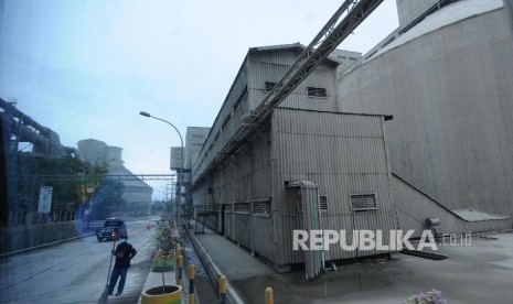 Workers working at cement plant of PT Semen Indonesia (Persero) Tbk.