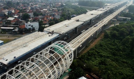 Pekerja beraktivitas di area pembangunan infrastruktur, di ruas Jalan Tol Jakarta-Cikampek, di Bekasi, Jawa Barat, Rabu (12/6/2019). 