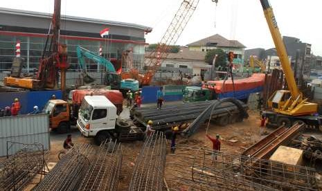 Pekerja beraktivitas di area pembangunan jalan jembatan layang (Flyover) Cipendawa, di Jalan Raya Narogong, Bekasi, Jawa Barat, Kamis (23/8).