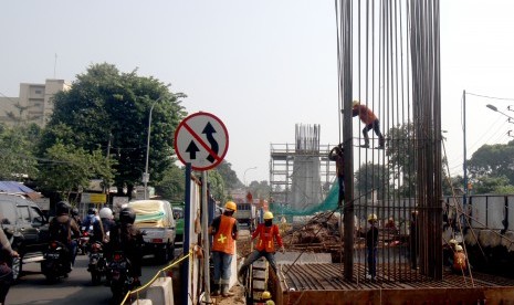 Pekerja beraktivitas di area pembangunan proyek Tol Bogor Outer Ring Road (BORR) seksi III A ruas Simpang Yasmin - Salabenda sepanjang 2,6 km di Kota Bogor, Jawa Barat, Senin (17/6/2019).