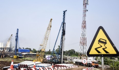 Pekerja beraktivitas di area pembangunan Stasiun Kereta Cepat 