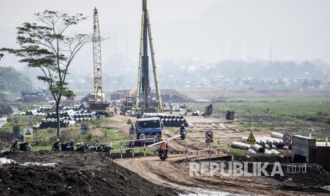 Pekerja beraktivitas di area pembangunan Stasiun Kereta Cepat Tegalluar, Desa Tegalluar, Kabupaten Bandung, Selasa (26/11)