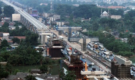 Pekerja beraktivitas di area pengerjaan pembangunan Jalan Tol layang Jakarta-Cikampek II, di ruas Jalan Tol Jakarta-Cikampek, di Bekasi, Jawa Barat, Selasa (17/7). 