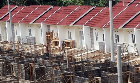 Pekerja beraktivitas di area proyek pembangunan perumahan subsidi di Bogor, Jawa Barat, Kamis (29/11/2018).