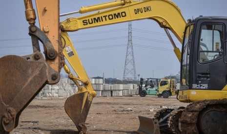 Pekerja beraktivitas di area proyek pembangunan Stadion BMW, Tanjung Priok, Jakarta.