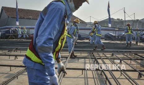 Pekerja beraktivitas di area tunnel 1 proyek Kereta Cepat Jakarta-Bandung (KCJB) di kilometer 3 Jalan Tol Jakarta-Cikampek, Jakarta, Rabu (2/5). 