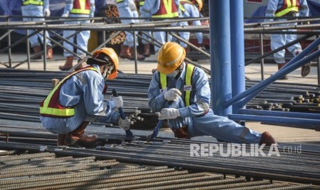 Pekerja beraktivitas di area tunnel 1 proyek Kereta Cepat Jakarta-Bandung (KCJB) di kilometer 3 Jalan Tol Jakarta-Cikampek, Jakarta, Rabu (2/5). 