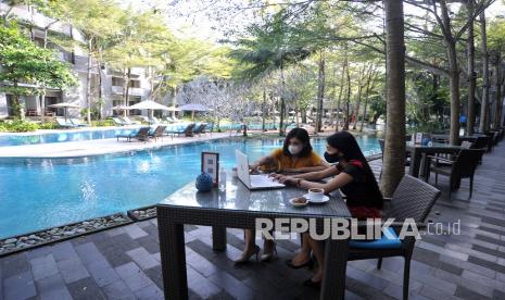 Pekerja beraktivitas di Courtyard by Marriott Bali Nusa Dua Resort, Badung, Bali, Jumat (18/6/2021). Sebanyak 16 hotel di kawasan The Nusa Dua disiapkan untuk menjadi lokasi program Work from Bali atau bekerja dari Bali sebagai upaya pemulihan perekonomian Bali yang terdampak pandemi COVID-19. 