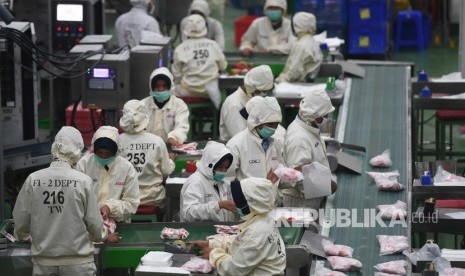 Pekerja beraktivitas di dalam pabrik pengelolahan bahan baku PT Ajinomoto Indonesia, di Mojokerto, Jawa Timur. Ajinomoto memiliki target mengurangi dampak lingkungan hingga 50 persen pada 2030.Kamis (29/11/2018).