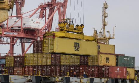 Pekerja beraktivitas di dekat peti kemas di Pelabuhan Tanjung Priok, Jakarta.