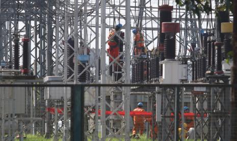 Pekerja beraktivitas di Gardu Induk Tegangan Ekstra Tinggi (Gitet) transmisi Jawa bagian timur dan Bali di Kota Kediri, Jawa Timur, Rabu (8/4/2020). PT PLN (persero) memastikan tarif listrik rumah tangga non subsidi golongan 900 VA maupun 1.300 VA ke atas tidak mengalami kenaikan.