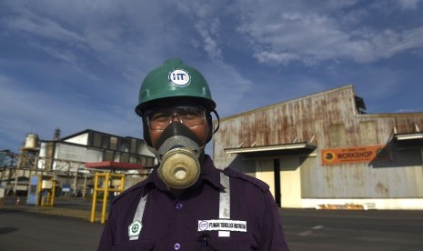 Pekerja beraktivitas di kawasan pabrik PT Smelting, Gresik, Jawa Timur, Jumat (17/3). 