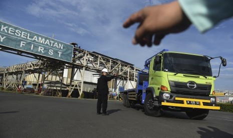 Pekerja beraktivitas di kawasan pabrik PT Smelting, Gresik, Jawa Timur, Jumat (17/3). 