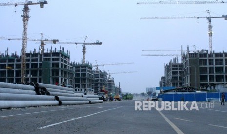 Pekerja beraktivitas di kawasan proyek pembangunan Apartemen Meikarta, di Cikarang, Kabupaten Bekasi, Jawa Barat. (ilustrasi) 