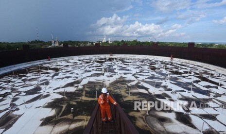 Pekerja beraktivitas di Lapangan Senipah, Peciko dan South Mahakam (SPS) yang merupakan tempat pengolahan minyak dan gas bumi dari Blok Mahakam, Kutai Kartanegara, Rabu (27/12). 