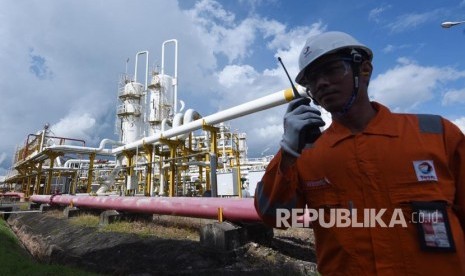 Pekerja beraktivitas di Lapangan Senipah, Peciko dan South Mahakam (SPS) yang merupakan tempat pengolahan minyak dan gas bumi dari Blok Mahakam, Kutai Kartanegara, Rabu (27/12). 