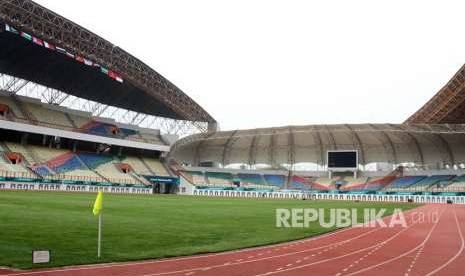 Pekerja beraktivitas di lapangan Stadion Wibawa Mukti, di Cikarang, Kabupaten Bekasi, Jawa Barat, Rabu (8/8).