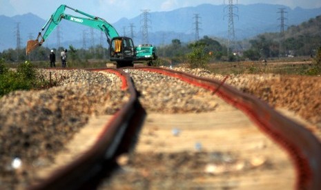 Pekerja beraktivitas di lokasi pengerjaan proyek rel kereta api Trans Sulawesi di Desa Pekkae, Kabupaten Barru, Sulawesi Selatan (ilustrasi). PT Len Industri (Persero) menyatakan, pengerjaan jaringan persinyalan dan telekomunikasi jalur kereta Trans Sulawesi lintas Makassar-Parepare terimbas pandemi Covid-19.