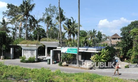 Pekerja beraktivitas di lokasi villa yang diduga menjadi objek penipuan dengan korban Princess Lolowah binti Mohammed bin Abdullah Al Saud di kawasan Desa Pejeng Kawan, Tampaksiring, Gianyar, Bali, Rabu (29/1/2020).