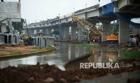  Pekerja beraktivitas di proyek pembangunan jalan tol Bekasi- Cawang- Kampung Melayu (Becakayu), Jakarta, Senin (7/11). 