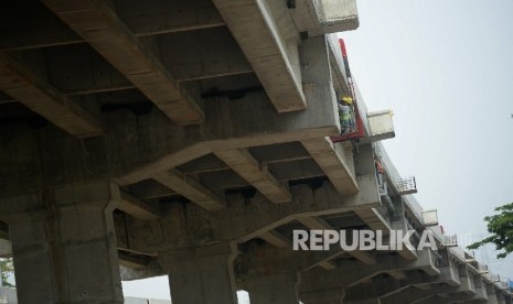 Pekerja beraktivitas di proyek pembangunan jalan tol Bekasi- Cawang- Kampung Melayu (Becakayu), Jakarta, Senin (7/11).