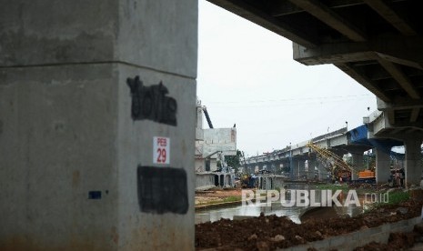 Pekerja beraktivitas di proyek pembangunan jalan tol Bekasi- Cawang- Kampung Melayu (Becakayu), Jakarta, Senin (7/11).