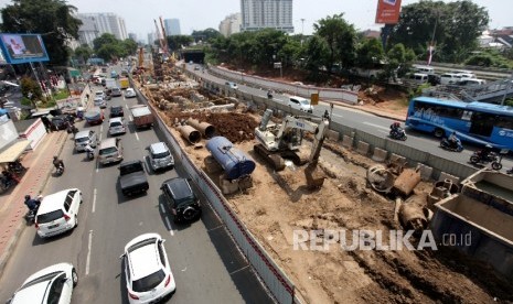  Pekerja beraktivitas di proyek pembangunan kereta ringan atau Light Rail Transit (LRT) Jakarta-Bogor-Depok-Bekasi (Jabodebek) di kawasan Cawang, Jakarta, Senin (7/8).