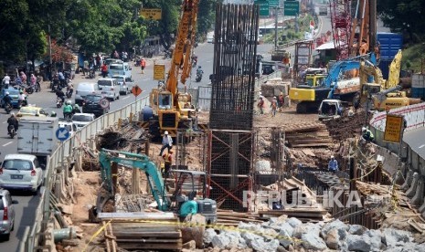 Pekerja beraktivitas di proyek pembangunan kereta ringan atau Light Rail Transit (LRT) Jakarta-Bogor-Depok-Bekasi (Jabodebek) di kawasan Cawang, Jakarta, Senin (7/8).