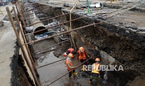 Pekerja beraktivitas di proyek pembangunan Mass Rapid Transit (MRT) di antara Stasiun Istora dan Stasiun Senayan, Jakarta, Kamis (8/9). (Republika/Yasin Habibi)