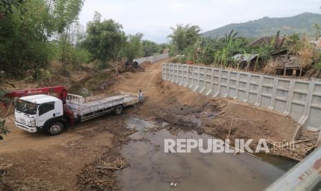 Pekerja beraktivitas di proyek pembangunan tanggul parapet Kali Putih, Kelurahan Pojok, Kota Kediri, Jawa Timur, Rabu (27/10/2021). Pembangunan parapet atau dinding sungai senilai Rp2,25 miliar tersebut dikebut guna mencegah banjir saat musim hujan.