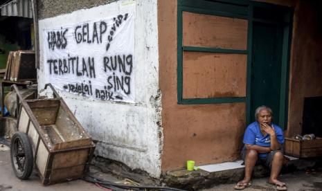 Pekerja beraktivitas di salah satu pabrik tahu saat aksi mogok di Sentra Industri Tahu Cibuntu, Babakan Ciparay, Kota Bandung, Senin (21/2/2022).